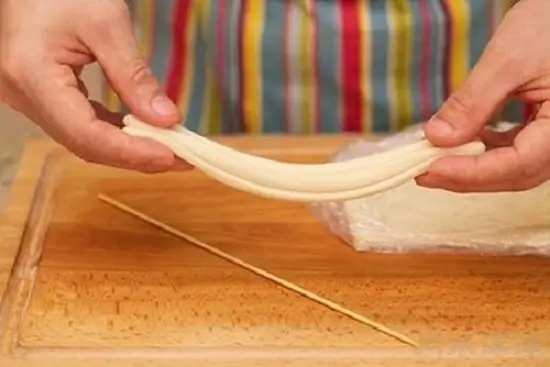 Hoàn thành phần bột làm quẩy nóng giòn