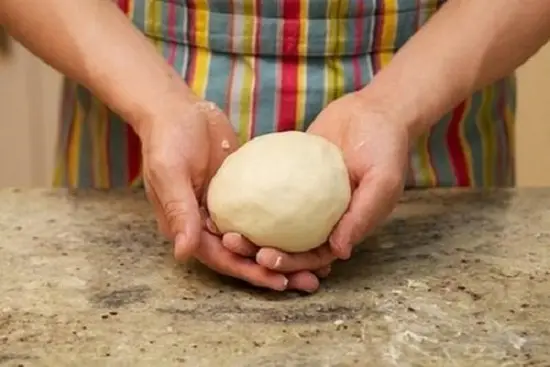 trộn bột làm quẩy nóng giòn