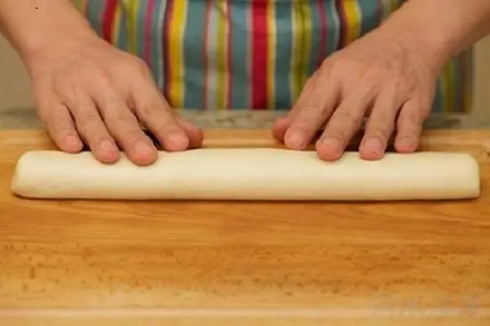 lăn bột làm quẩy nóng giòn
