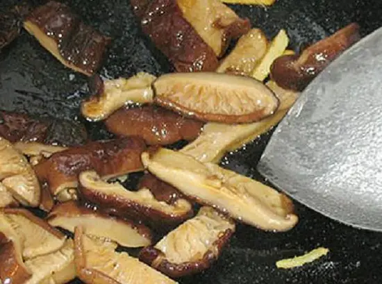 cho nấm vào xào với tỏi