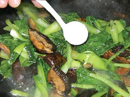 cho rau cải vào xào