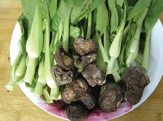 các nguyên liệu cho món cải chíp xào nấm