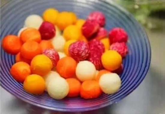 dùng dụng cụ múc rau củ thành những viên tròn
