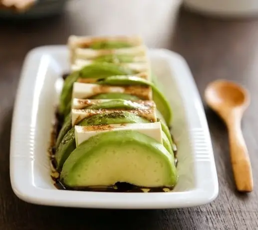 Cách làm Salad bơ đậu phụ với tương mè đen cực ngon