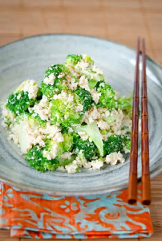 salad bông cải xanh đậu phụ thơm ngon