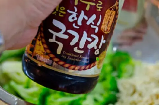 cho các gia vị vào