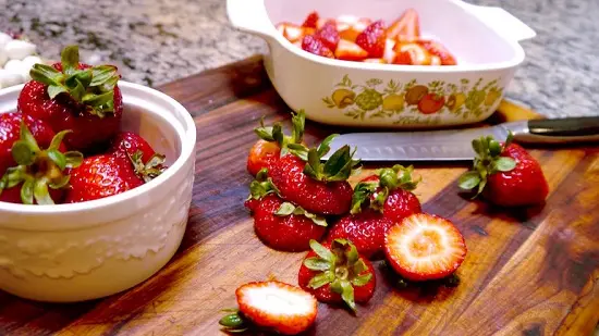 Cách làm salad dâu tây đẹp mắt tươi mát cho mùa hè 3