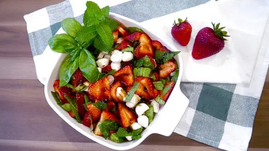 Cách làm salad dâu tây đẹp mắt tươi mát cho mùa hè 6