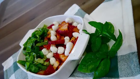 Cách làm salad dâu tây đẹp mắt tươi mát cho mùa hè 5