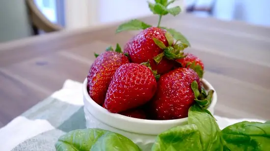 Cách làm salad dâu tây đẹp mắt tươi mát cho mùa hè 2