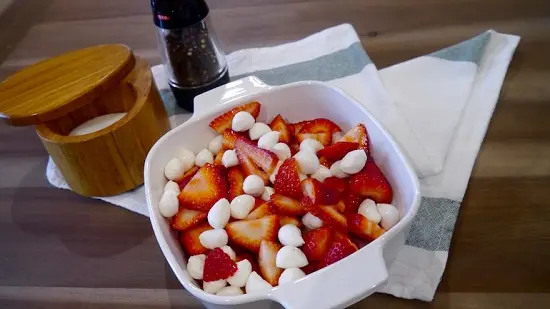 Cách làm salad dâu tây đẹp mắt tươi mát cho mùa hè 4