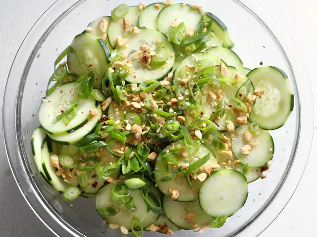 Cách làm salad dưa chuột kiểu Thái 7