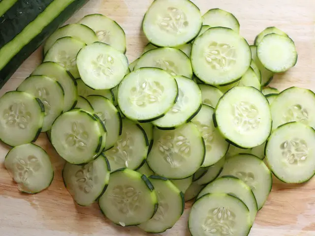 Cách làm salad dưa chuột kiểu Thái 4
