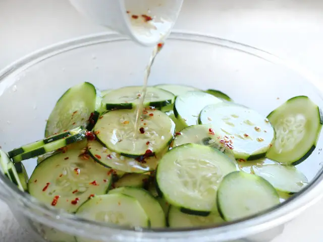 Cách làm salad dưa chuột kiểu Thái 6