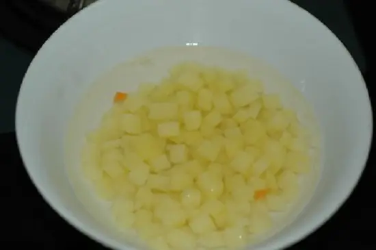 ngâm khoai tây với nước lạnh