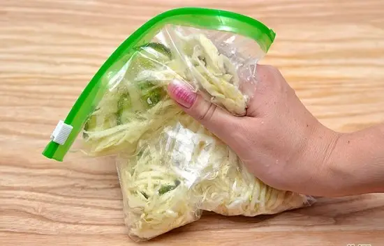 bóp nhẹ rau củ