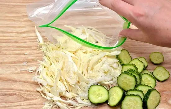 cho rau củ vào túi nhựa