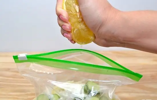 thêm nước cam vào túi