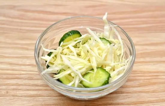 Cách làm salad rau củ chua cho những người ăn kiêng