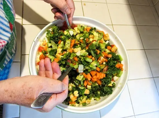 Cách làm salad rau củ hỗn hợp tươi mát bổ dưỡng mùa hè 12