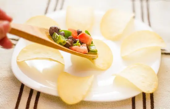 múc salad vào snack