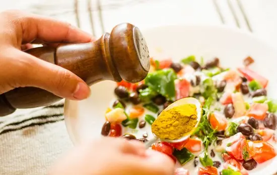 thêm các gia vị vào salad