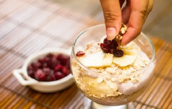 Cách làm salad sữa chua yến mạch tuyệt ngon 6