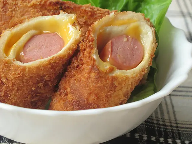 Cách làm sandwich cuộn xúc xích chiên xù kèm trà xanh sữa cho bữa sáng