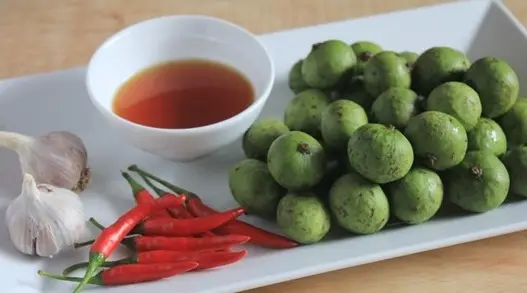 Cách làm sấu ngâm mắm ớt ngon tuyệt cho bữa cơm mùa hè