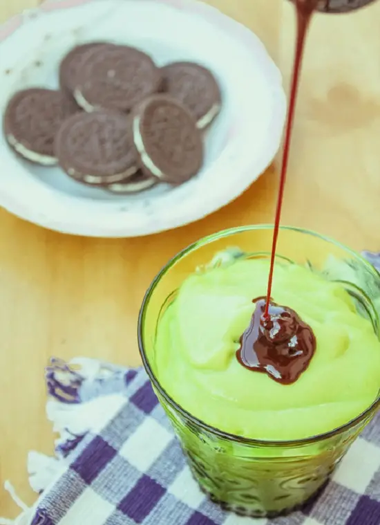 rót chocolate lên trên