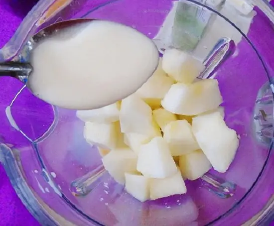 cho sữa chua và sữa tươi vào