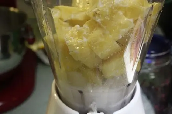 cho nguyên liệu vào máy xay
