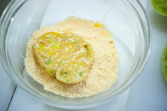 lăn cà chua vào bột