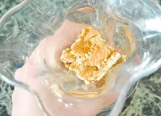 cho bánh quy vào ly