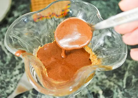 cho socola vào bánh