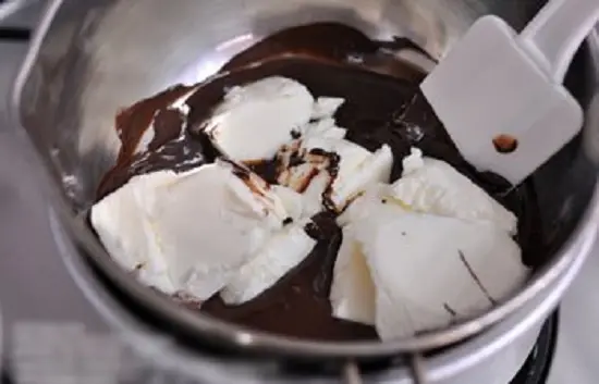 trộn kem với socola