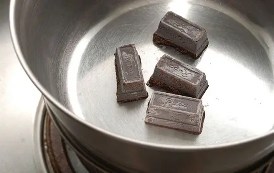 bẻ nhỏ socola vào bát