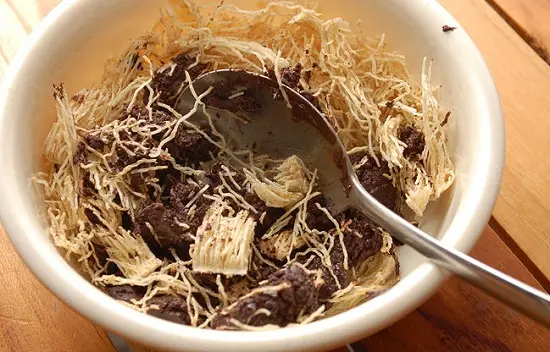 đổ mật ong, socola vào lúa mì vụn