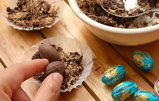 lấy hỗn hợp ra giấy cupcake