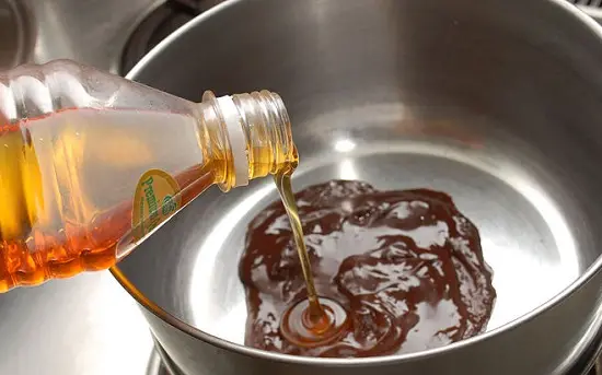 cho mật ong vào socola đã tan