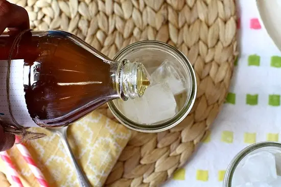 Cách làm soda mật ong trà hoa cúc lạ miệng 5