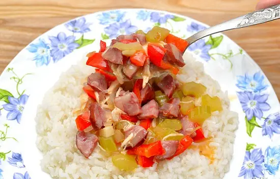 múc phần cái soup lên cơm trắng