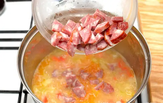 thêm xúc xích vào soup