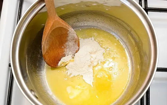 đun sốt bơ bột mì