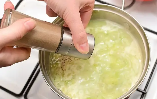 thêm gia vị vào soup