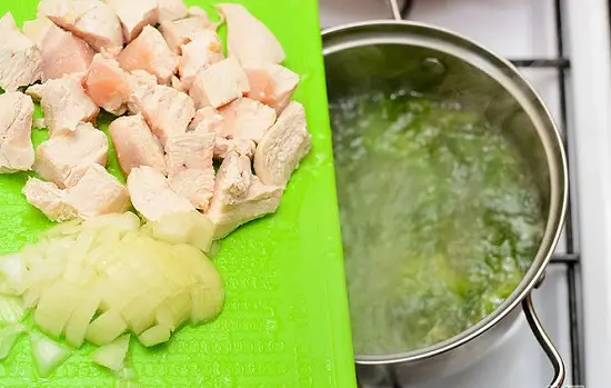 thêm hành tây và thịt gà vào soup