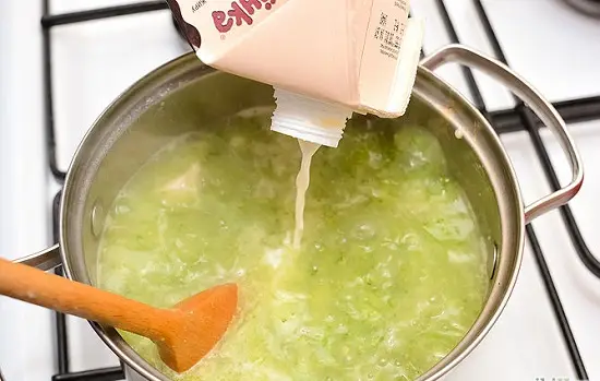 thêm kem vào soup