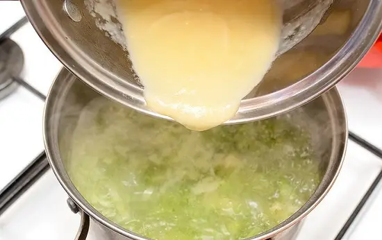đổ sốt bơ bột mì vào nồi soup