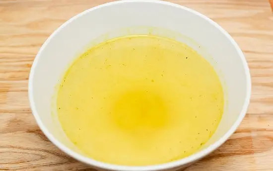 chắt nước dùng gà ra bát