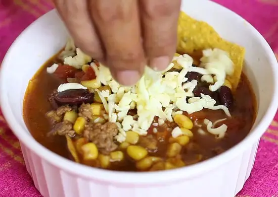 rắc phô mai vào bát soup